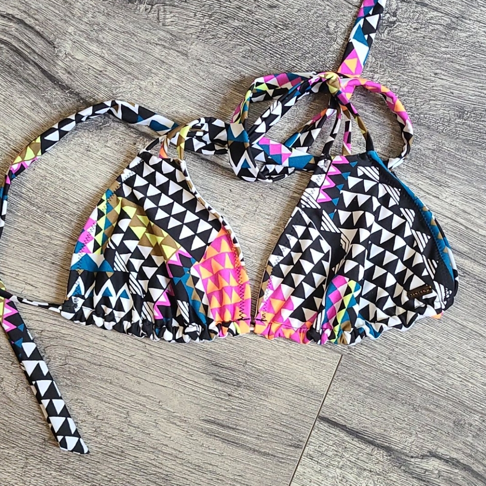 Like New Volcom Bikini Top - Picture 6 of 9